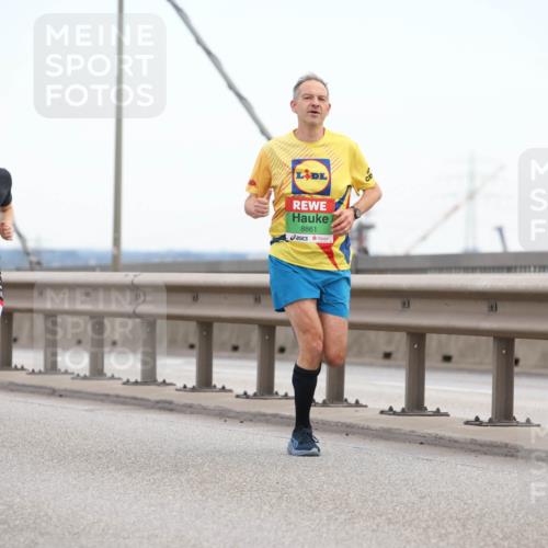 03.10.2025 - Köhlbrandbrückenlauf Lena Gebhardt http://msf.ph/oto/9199768 03.10.2025 15:19:22 Position 1 9742, 12, 8861 meine-sportfotos.de