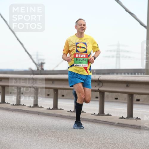 03.10.2025 - Köhlbrandbrückenlauf Lena Gebhardt http://msf.ph/oto/9199770 03.10.2025 15:19:23 Position 1 9742, 12, 8861 meine-sportfotos.de