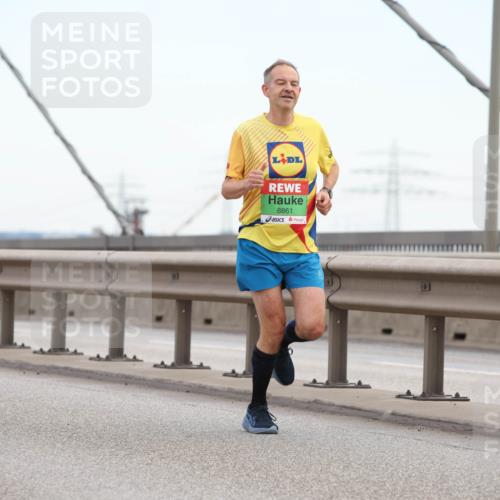 03.10.2025 - Köhlbrandbrückenlauf Lena Gebhardt http://msf.ph/oto/9199771 03.10.2025 15:19:23 Position 1 9742, 12, 8861, 4784 meine-sportfotos.de