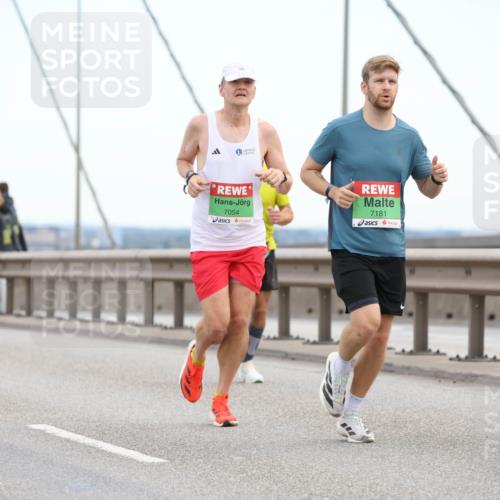03.10.2025 - Köhlbrandbrückenlauf Lena Gebhardt http://msf.ph/oto/9199787 03.10.2025 15:19:30 Position 1 7054, 7181, 704 meine-sportfotos.de
