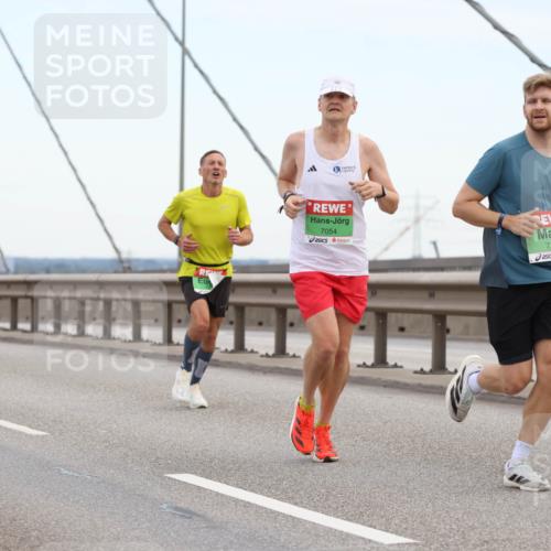 03.10.2025 - Köhlbrandbrückenlauf Lena Gebhardt http://msf.ph/oto/9199792 03.10.2025 15:19:32 Position 1 7054, 7181 meine-sportfotos.de