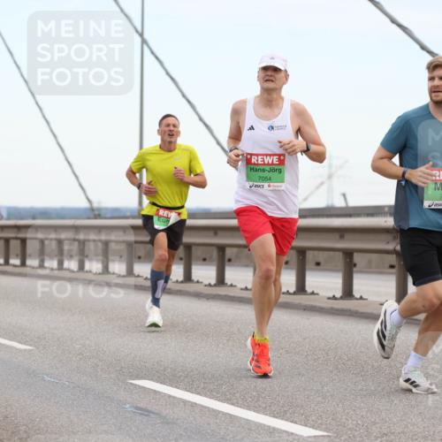 03.10.2025 - Köhlbrandbrückenlauf Lena Gebhardt http://msf.ph/oto/9199793 03.10.2025 15:19:32 Position 1 7054, 7181 meine-sportfotos.de