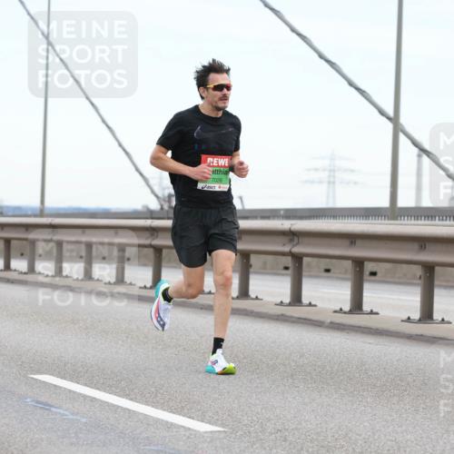 03.10.2025 - Köhlbrandbrückenlauf Lena Gebhardt http://msf.ph/oto/9199800 03.10.2025 15:19:36 Position 1 7026 meine-sportfotos.de