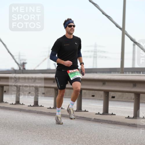 03.10.2025 - Köhlbrandbrückenlauf Lena Gebhardt http://msf.ph/oto/9199810 03.10.2025 15:19:39 Position 1 7118 meine-sportfotos.de
