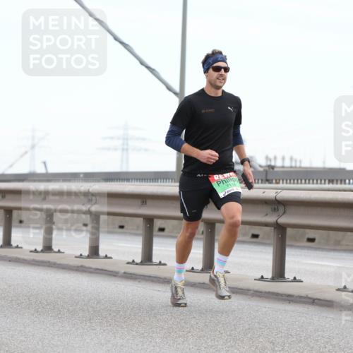 03.10.2025 - Köhlbrandbrückenlauf Lena Gebhardt http://msf.ph/oto/9199814 03.10.2025 15:19:39 Position 1 7118 meine-sportfotos.de