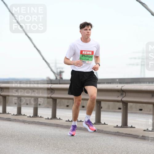 03.10.2025 - Köhlbrandbrückenlauf Lena Gebhardt http://msf.ph/oto/9199825 03.10.2025 15:19:43 Position 1 7166 meine-sportfotos.de