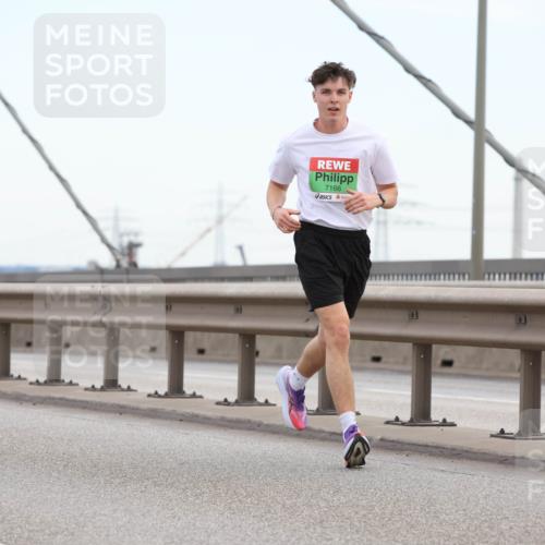 03.10.2025 - Köhlbrandbrückenlauf Lena Gebhardt http://msf.ph/oto/9199826 03.10.2025 15:19:44 Position 1 7166 meine-sportfotos.de
