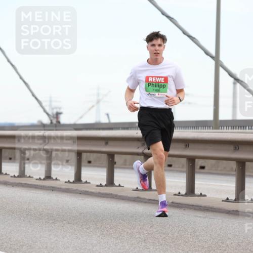 03.10.2025 - Köhlbrandbrückenlauf Lena Gebhardt http://msf.ph/oto/9199827 03.10.2025 15:19:44 Position 1 7166 meine-sportfotos.de