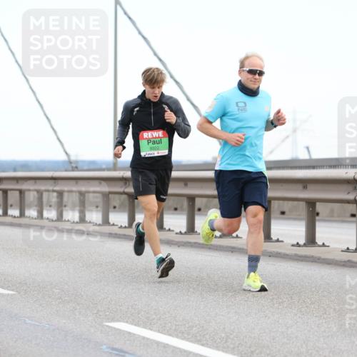 03.10.2025 - Köhlbrandbrückenlauf Lena Gebhardt http://msf.ph/oto/9199845 03.10.2025 15:20:04 Position 1 9322 meine-sportfotos.de