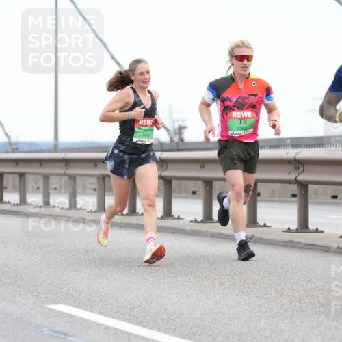 03.10.2025 - Köhlbrandbrückenlauf Lena Gebhardt http://msf.ph/oto/9199854 03.10.2025 15:20:08 Position 1 9268, 9718, 8968 meine-sportfotos.de