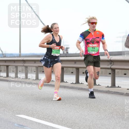 03.10.2025 - Köhlbrandbrückenlauf Lena Gebhardt http://msf.ph/oto/9199855 03.10.2025 15:20:08 Position 1 8968, 9268, 9718 meine-sportfotos.de