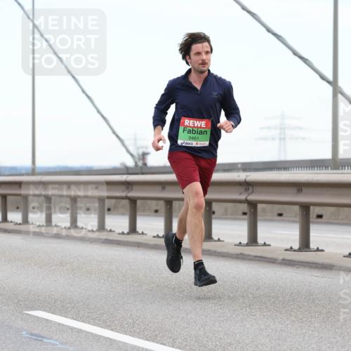 03.10.2025 - Köhlbrandbrückenlauf Lena Gebhardt http://msf.ph/oto/9199868 03.10.2025 15:20:12 Position 1 9461 meine-sportfotos.de