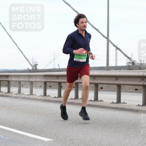 03.10.2025 - Köhlbrandbrückenlauf Lena Gebhardt http://msf.ph/oto/9199870 03.10.2025 15:20:13 Position 1 9461 meine-sportfotos.de