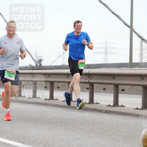 03.10.2025 - Köhlbrandbrückenlauf Lena Gebhardt http://msf.ph/oto/9199894 03.10.2025 15:20:21 Position 1 361, 7117, 8993, 9032 meine-sportfotos.de