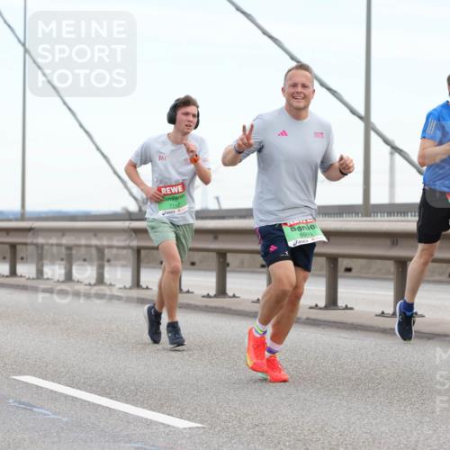 03.10.2025 - Köhlbrandbrückenlauf Lena Gebhardt http://msf.ph/oto/9199899 03.10.2025 15:20:22 Position 1 361, 7117, 8993, 9032 meine-sportfotos.de