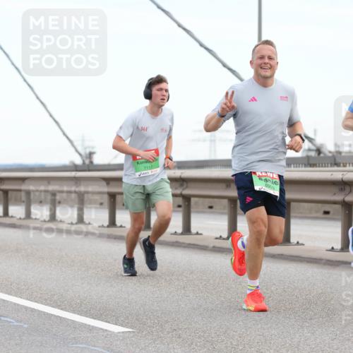 03.10.2025 - Köhlbrandbrückenlauf Lena Gebhardt http://msf.ph/oto/9199900 03.10.2025 15:20:22 Position 1 361, 7117, 8993, 9032 meine-sportfotos.de