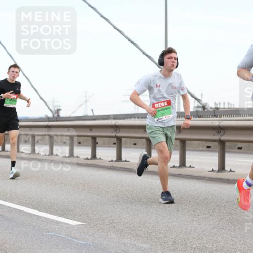 03.10.2025 - Köhlbrandbrückenlauf Lena Gebhardt http://msf.ph/oto/9199902 03.10.2025 15:20:23 Position 1 7277, 361, 7117, 8993 meine-sportfotos.de