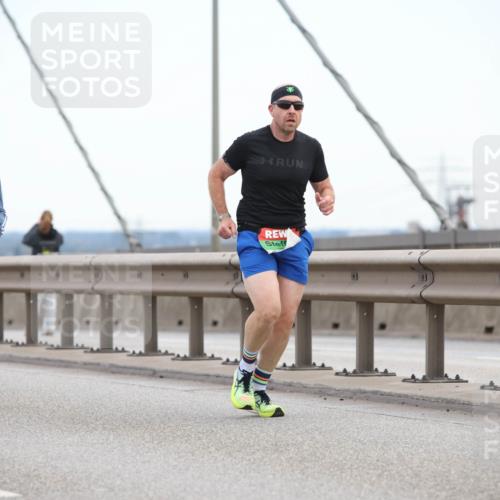 03.10.2025 - Köhlbrandbrückenlauf Lena Gebhardt http://msf.ph/oto/9199915 03.10.2025 15:20:28 Position 1 7197 meine-sportfotos.de
