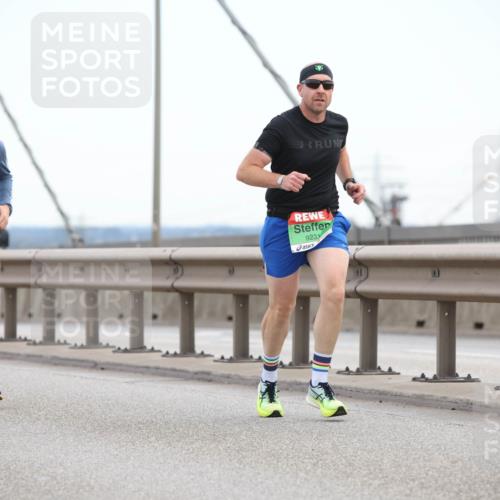 03.10.2025 - Köhlbrandbrückenlauf Lena Gebhardt http://msf.ph/oto/9199916 03.10.2025 15:20:28 Position 1 7197, 9231 meine-sportfotos.de