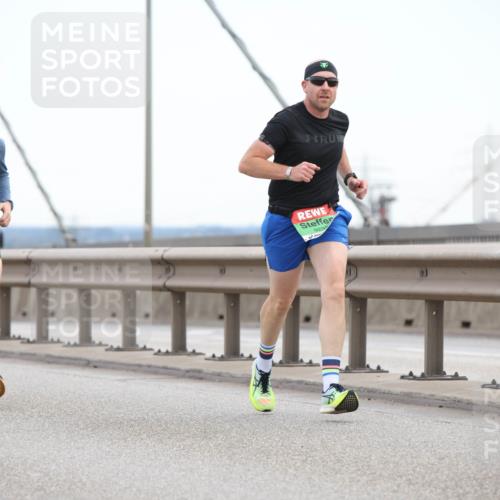 03.10.2025 - Köhlbrandbrückenlauf Lena Gebhardt http://msf.ph/oto/9199917 03.10.2025 15:20:28 Position 1 7197, 923 meine-sportfotos.de
