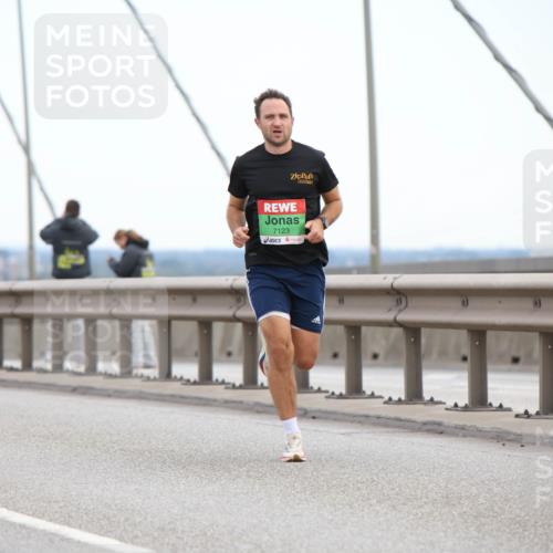 03.10.2025 - Köhlbrandbrückenlauf Lena Gebhardt http://msf.ph/oto/9199926 03.10.2025 15:20:32 Position 1 37, 6, 7123 meine-sportfotos.de