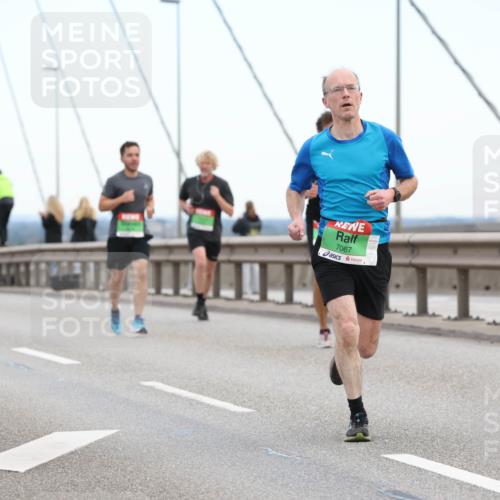 03.10.2025 - Köhlbrandbrückenlauf Lena Gebhardt http://msf.ph/oto/9199932 03.10.2025 15:20:35 Position 1 7067 meine-sportfotos.de