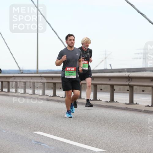 03.10.2025 - Köhlbrandbrückenlauf Lena Gebhardt http://msf.ph/oto/9199937 03.10.2025 15:20:38 Position 1 9594, 9751, 7170 meine-sportfotos.de