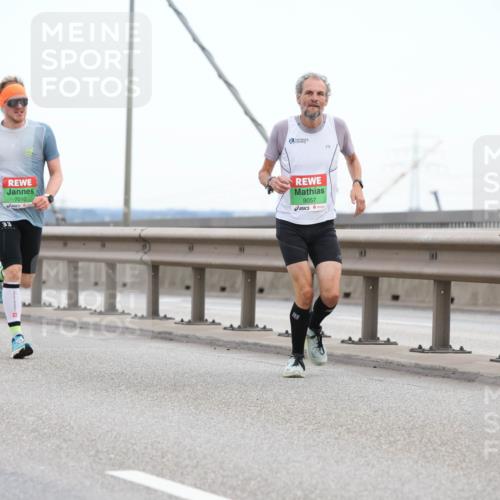 03.10.2025 - Köhlbrandbrückenlauf Lena Gebhardt http://msf.ph/oto/9199949 03.10.2025 15:20:43 Position 1 7010, 33, 9057 meine-sportfotos.de
