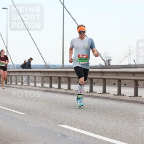 03.10.2025 - Köhlbrandbrückenlauf Lena Gebhardt http://msf.ph/oto/9199953 03.10.2025 15:20:44 Position 1 7010 meine-sportfotos.de