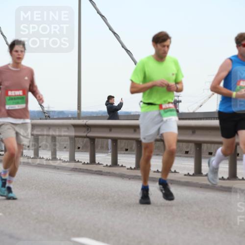 03.10.2025 - Köhlbrandbrückenlauf Lena Gebhardt http://msf.ph/oto/9199964 03.10.2025 15:20:51 Position 1  meine-sportfotos.de