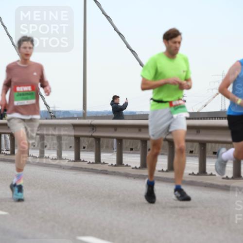 03.10.2025 - Köhlbrandbrückenlauf Lena Gebhardt http://msf.ph/oto/9199965 03.10.2025 15:20:52 Position 1  meine-sportfotos.de