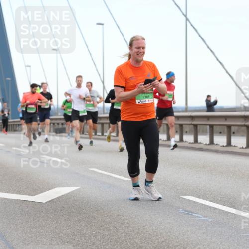 03.10.2025 - Köhlbrandbrückenlauf Lena Gebhardt http://msf.ph/oto/9199970 03.10.2025 15:20:53 Position 1 7104 meine-sportfotos.de