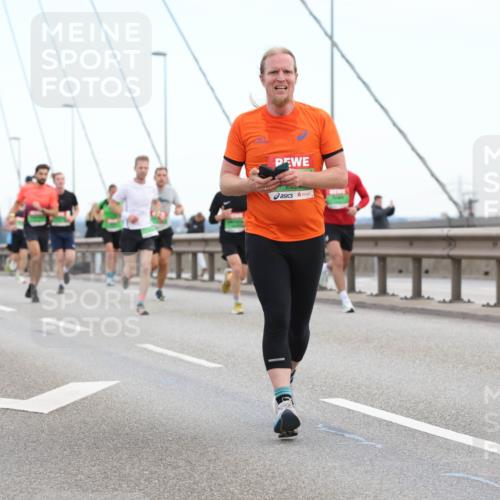 03.10.2025 - Köhlbrandbrückenlauf Lena Gebhardt http://msf.ph/oto/9199972 03.10.2025 15:20:54 Position 1  meine-sportfotos.de