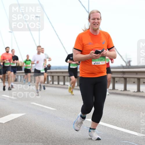 03.10.2025 - Köhlbrandbrückenlauf Lena Gebhardt http://msf.ph/oto/9199973 03.10.2025 15:20:54 Position 1 7104 meine-sportfotos.de