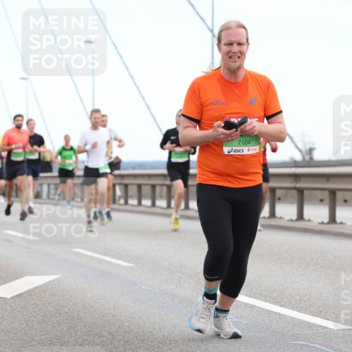 03.10.2025 - Köhlbrandbrückenlauf Lena Gebhardt http://msf.ph/oto/9199974 03.10.2025 15:20:54 Position 1 7104 meine-sportfotos.de