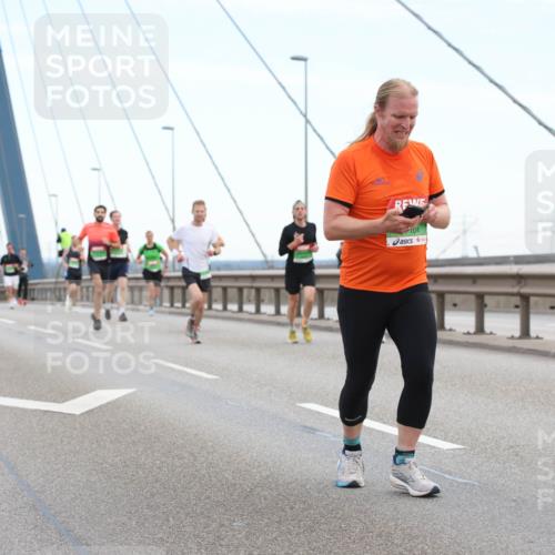 03.10.2025 - Köhlbrandbrückenlauf Lena Gebhardt http://msf.ph/oto/9199975 03.10.2025 15:20:55 Position 1 04 meine-sportfotos.de