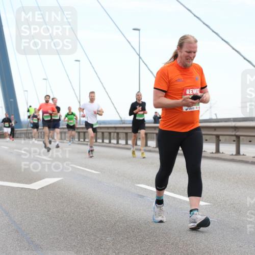 03.10.2025 - Köhlbrandbrückenlauf Lena Gebhardt http://msf.ph/oto/9199976 03.10.2025 15:20:55 Position 1  meine-sportfotos.de