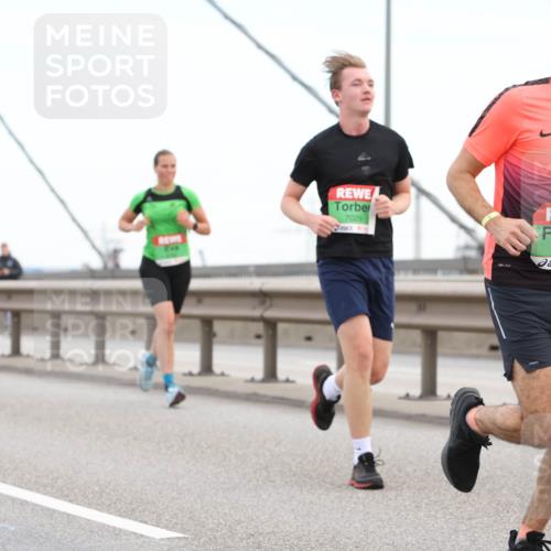 03.10.2025 - Köhlbrandbrückenlauf Lena Gebhardt http://msf.ph/oto/9200000 03.10.2025 15:21:00 Position 1 7029, 7079 meine-sportfotos.de