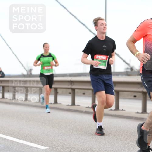 03.10.2025 - Köhlbrandbrückenlauf Lena Gebhardt http://msf.ph/oto/9200001 03.10.2025 15:21:00 Position 1 29, 24, 7079 meine-sportfotos.de