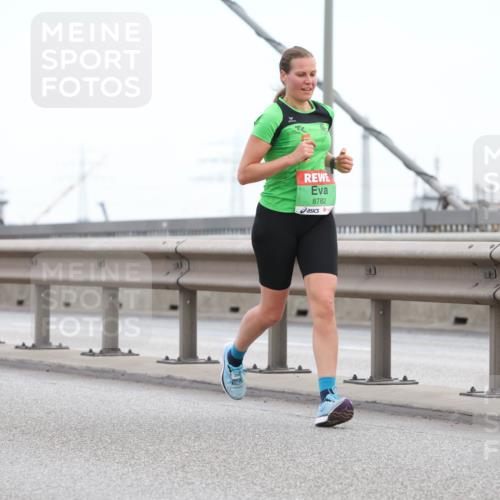 03.10.2025 - Köhlbrandbrückenlauf Lena Gebhardt http://msf.ph/oto/9200003 03.10.2025 15:21:01 Position 1 8782 meine-sportfotos.de