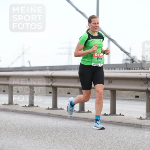 03.10.2025 - Köhlbrandbrückenlauf Lena Gebhardt http://msf.ph/oto/9200004 03.10.2025 15:21:01 Position 1 8782 meine-sportfotos.de