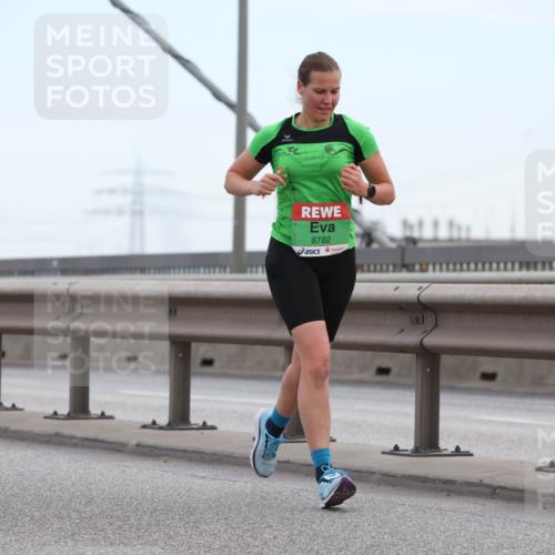 03.10.2025 - Köhlbrandbrückenlauf Lena Gebhardt http://msf.ph/oto/9200005 03.10.2025 15:21:01 Position 1 8782 meine-sportfotos.de
