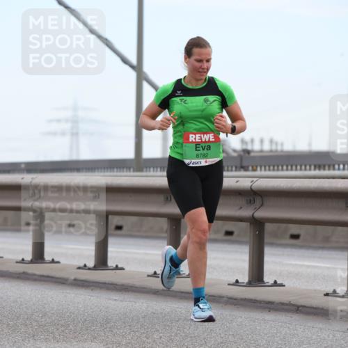 03.10.2025 - Köhlbrandbrückenlauf Lena Gebhardt http://msf.ph/oto/9200006 03.10.2025 15:21:01 Position 1 8782 meine-sportfotos.de