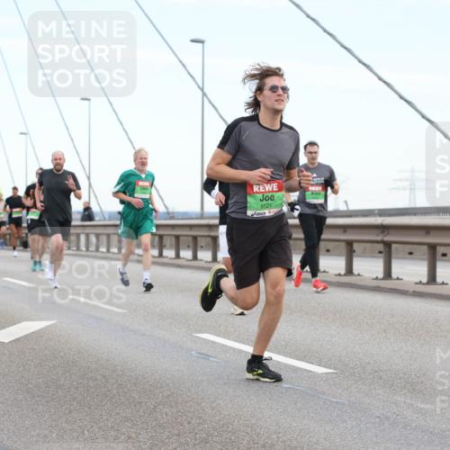 03.10.2025 - Köhlbrandbrückenlauf Lena Gebhardt http://msf.ph/oto/9200018 03.10.2025 15:21:06 Position 1 9521 meine-sportfotos.de