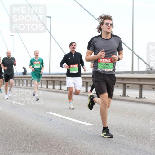 03.10.2025 - Köhlbrandbrückenlauf Lena Gebhardt http://msf.ph/oto/9200020 03.10.2025 15:21:06 Position 1 9521 meine-sportfotos.de