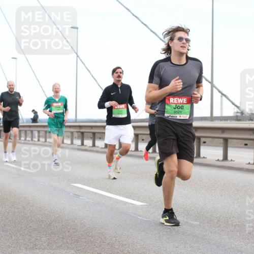 03.10.2025 - Köhlbrandbrückenlauf Lena Gebhardt http://msf.ph/oto/9200021 03.10.2025 15:21:06 Position 1 9750, 9521 meine-sportfotos.de