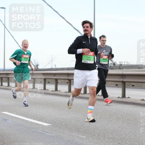 03.10.2025 - Köhlbrandbrückenlauf Lena Gebhardt http://msf.ph/oto/9200023 03.10.2025 15:21:07 Position 1 9750, 9340 meine-sportfotos.de