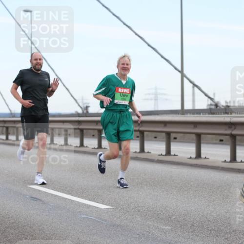 03.10.2025 - Köhlbrandbrückenlauf Lena Gebhardt http://msf.ph/oto/9200026 03.10.2025 15:21:08 Position 1 7109, 9750 meine-sportfotos.de