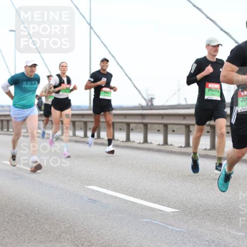 03.10.2025 - Köhlbrandbrückenlauf Lena Gebhardt http://msf.ph/oto/9200038 03.10.2025 15:21:11 Position 1 2025, 9525, 7095 meine-sportfotos.de