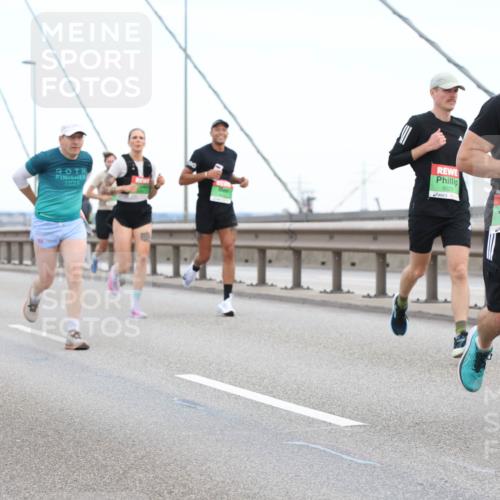 03.10.2025 - Köhlbrandbrückenlauf Lena Gebhardt http://msf.ph/oto/9200039 03.10.2025 15:21:11 Position 1 2025, 9525, 7095 meine-sportfotos.de